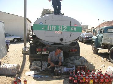 Tankwagens met rare drankjes, door de mannen overgepompt in flessen, op de Tolkuchka bazaar