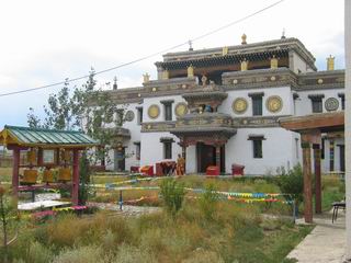 Het woongebouw binnen het klooster, waar we voor de eerste keer Mongoolse monnikken zagen