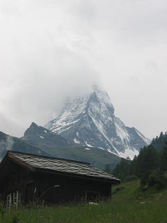 De Matterhorn verscholen in de wolken