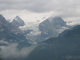 Een dik pak ijs bovenop een berg ergens in Zwitserland