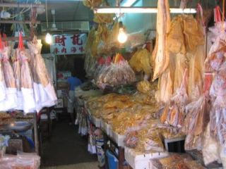 erg veel gedroogde vis te koop op Lantau