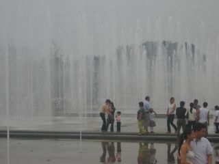 Mensen tussen de fonteinen