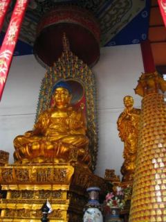 Het Boeddha beeld in de tempel van Linggu Si
