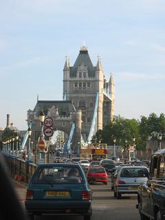 Onderweg naar de Tower Bridge, met de auto!