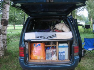 het busje van achteren, met de matras, de boodschappen tas (eetvoorraad) en koelbox