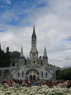 De imposante kathedraal van Lourdes