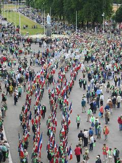 Een processie door een grote mensenmassa