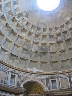 het leeggeroofde dak van het Pantheon