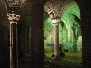 De tombe onder de kerk van de abdij