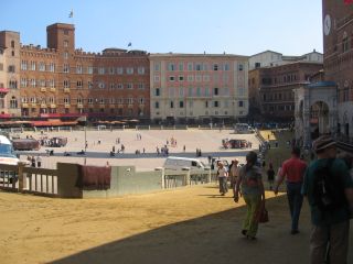 Het Piazza del Campo al helemaal klaar voor de race