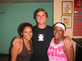 Todd met zijn Cubaanse vriendin (links)