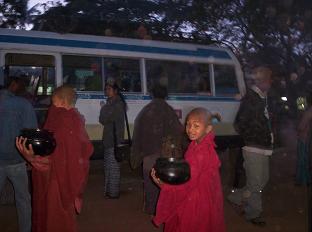 Jonge monniken in de bus
