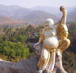 De vrolijke Boeddha boven de stad
