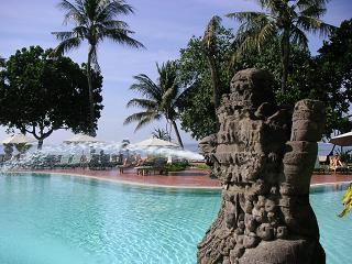 Het hotel met zwembad aan de zee