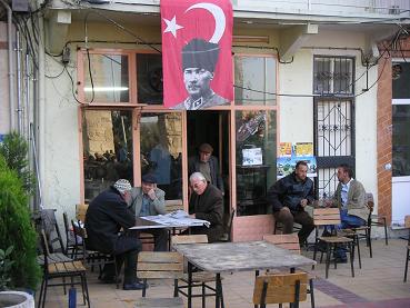 Aan de thee met Ataturk