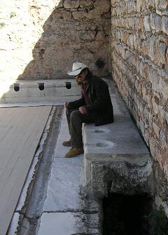 Ian op de Romeinse wc