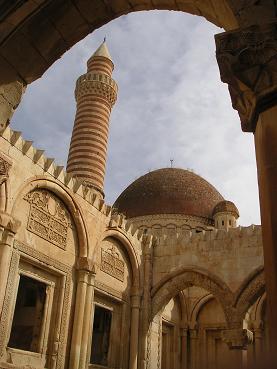 De minaret van de moskee bij het paleis
