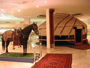 Een Yurt en traditionele aankleding v.e. paard in het Presidents Cultuur Centrum