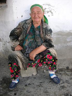 Een baboushka (oma) op straat