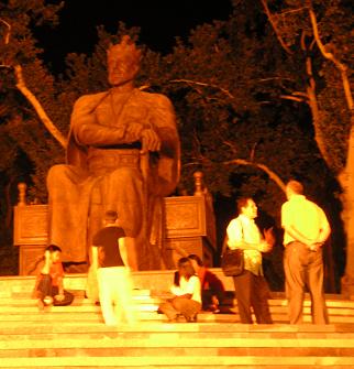 Mensen bij het standbeeld van Amir Timur