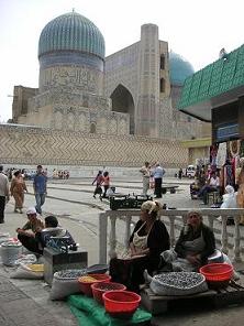 De markt voor de moskee