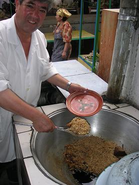 De Plov- kok. Rijst met krenten, vlees, groenten en kruiden.