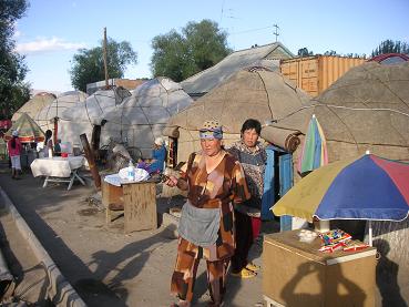 De bazaar, opgebouwd uit Yurts