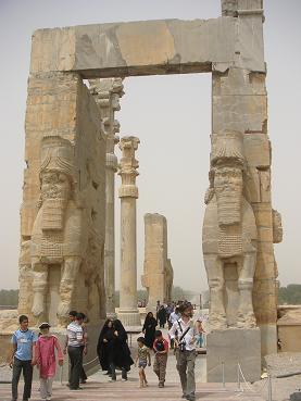 Anton bij de oude hoofdingang van Persepolis