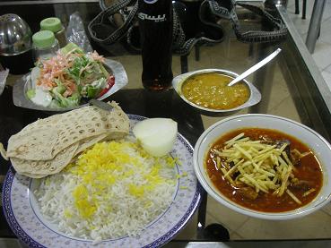 Het eten in Iran is meestal erg eenzijdig. Maar soms vind je een bijzonder restaurant met heerlijk eten...