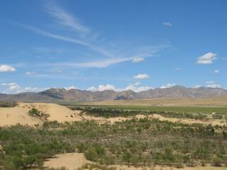 De zandduin met op de achtergrond de Khogno Khan berg