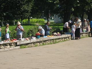 Baboeshka's met hun handelswaar op straat