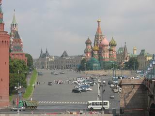 Het Rode Plein: links de muur van het Kremlin, Rechts de st. Basilius kathedraal met daarachter het luxe winkelcentrum
