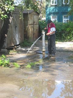 Veel huizen hebben geen stromend water en er zijn dan ook door heel de stad zgn. waterpunten te vinden waar drinkwater gehaald kan worden 